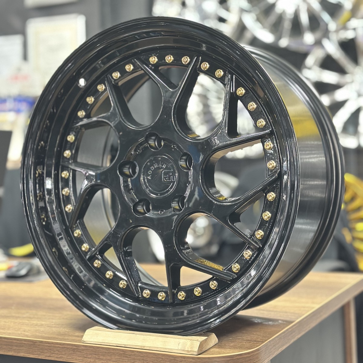 18" 8.5J 5x114.3 ET35 73.1 Siyah Altın Parlak Jant Takımı (4 Adet) SHLK