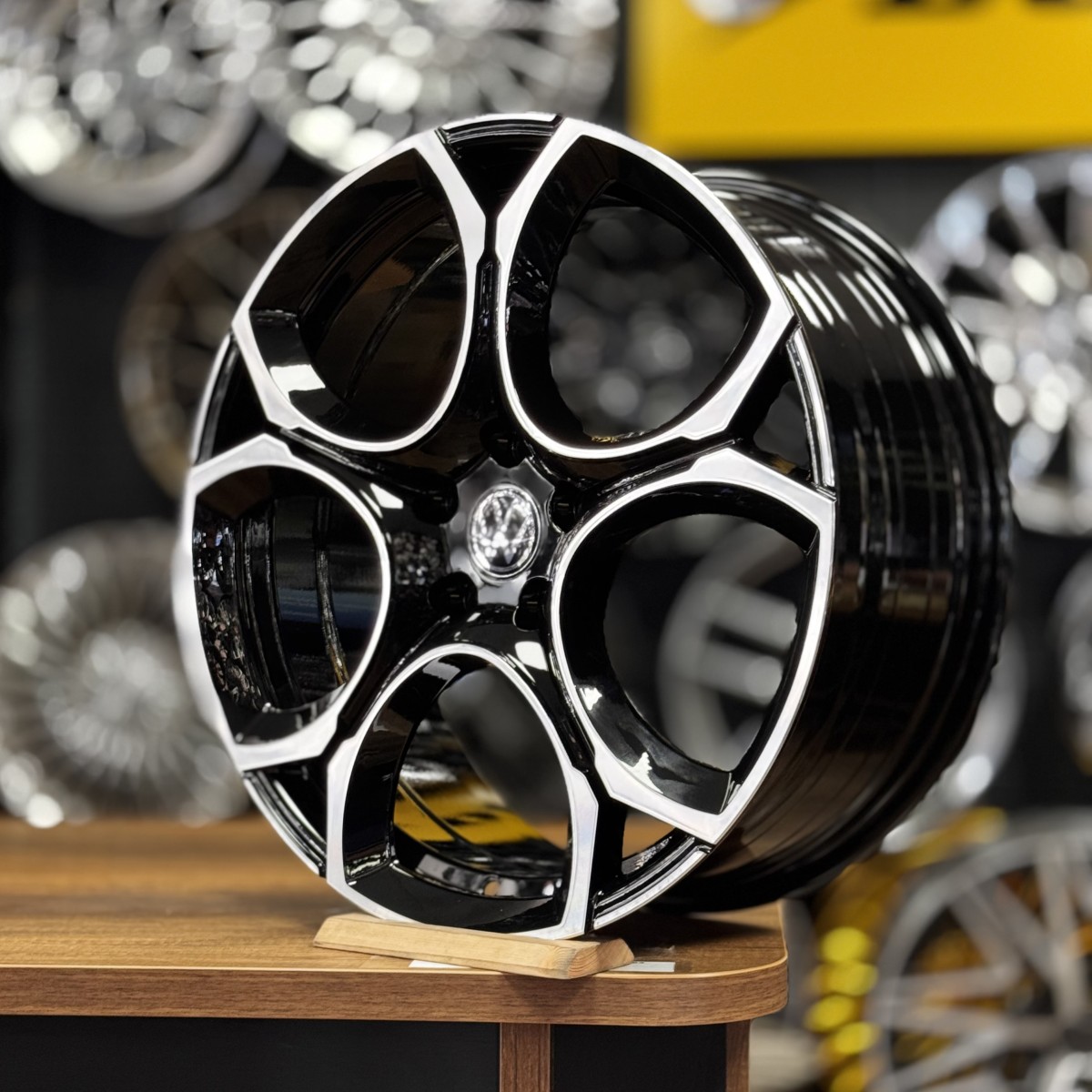 18" 8J 5x112 ET45 57.1 Siyah Polisajlı Jant Takımı (4 Adet) EXPETO