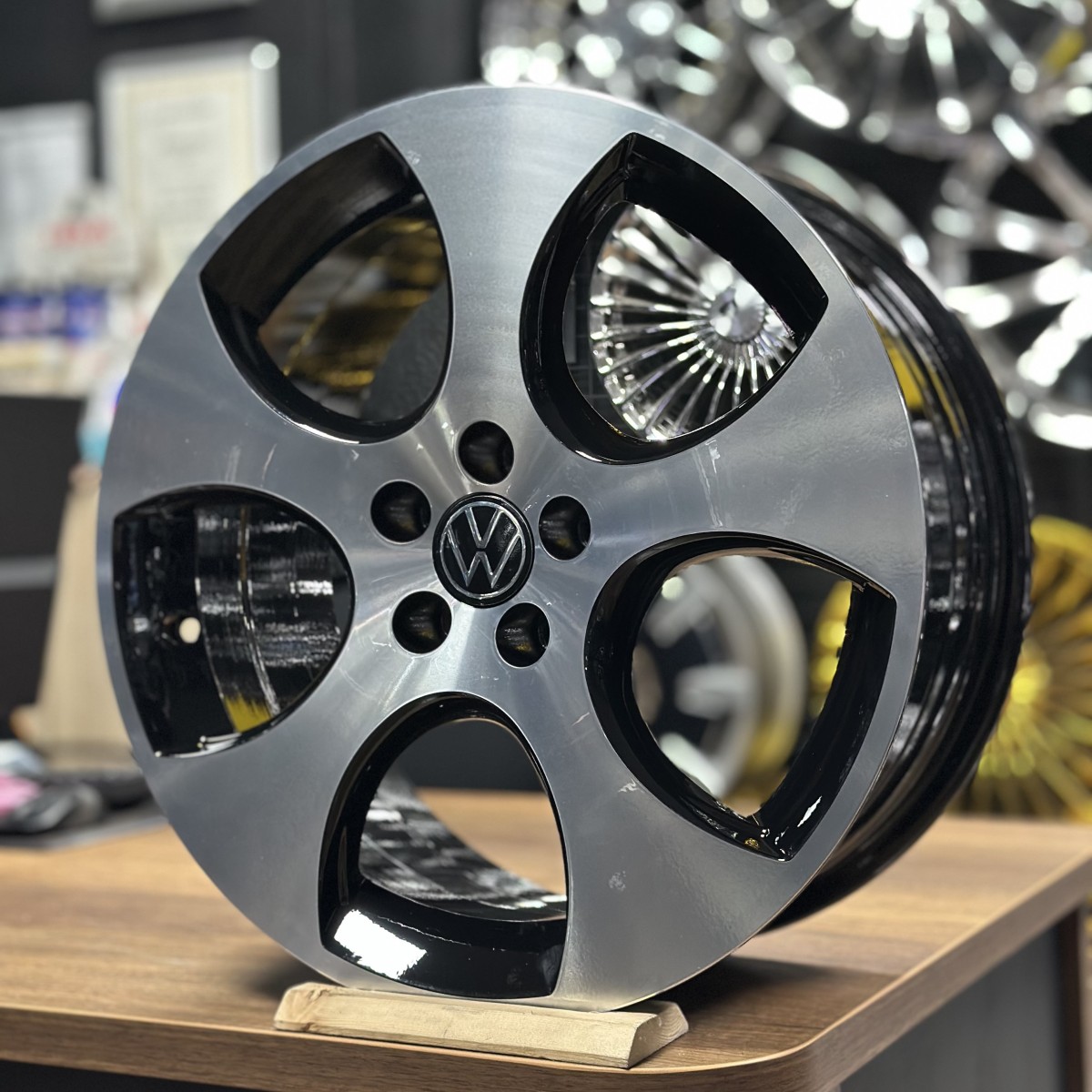 18" 7.5J 5x100 ET35 57.1 Siyah Polisajlı Jant Takımı (4 Adet) POWCAN
