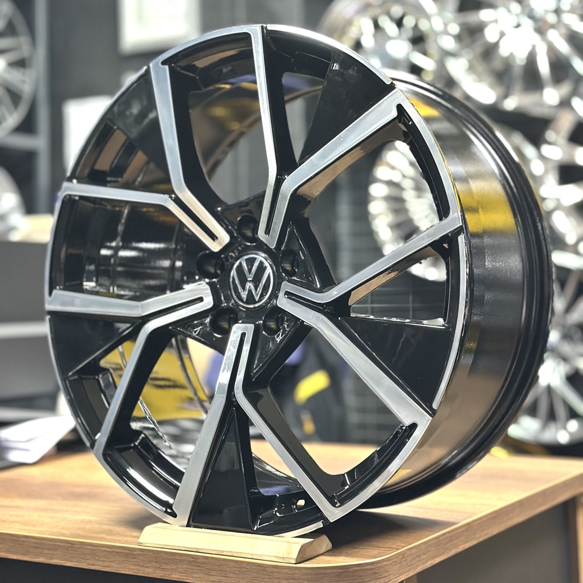 20" 8.5J 5x112 ET38 57.1 Siyah Polisajlı Jant Takımı (4 Adet) POWCAN