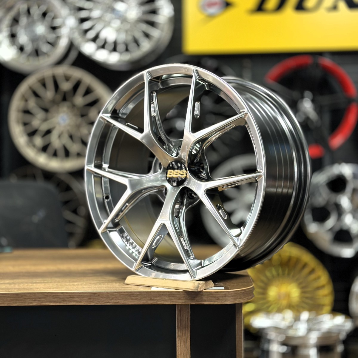 18/5X105 18X8.5 ET38 73.3 HYPER BLACK