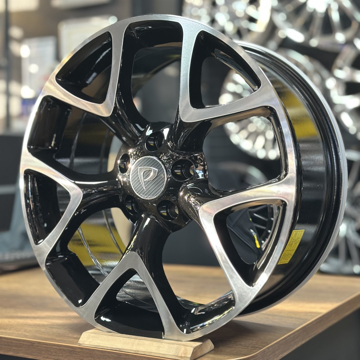18" 8J 5x105 ET42 73.1 Siyah Polisajlı Jant Takımı (4 Adet) POWCAN